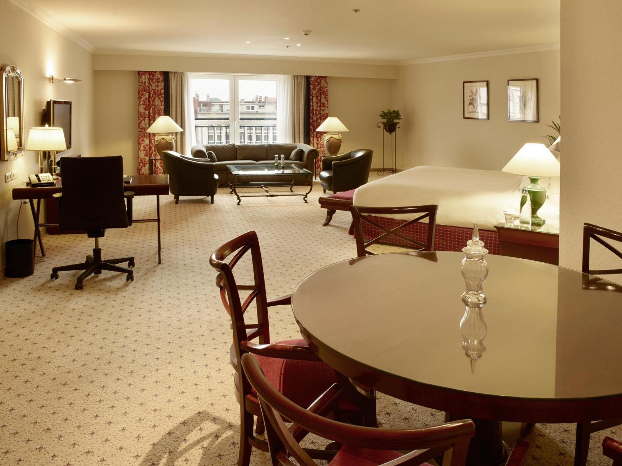 Hilton Antwerp Old Town Hotel Bagian luar foto
